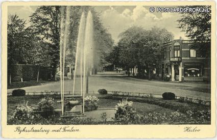 ansichtkaart: Heiloo, Rijksstraatweg met Fontein. Vleeshouwerij