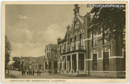 ansichtkaart: Oldebroek, Dorpstraat met Gemeentehuis