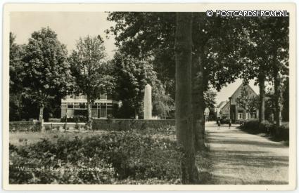 Warmond, Raadhuis en monument ansichtkaart: Warmond, Raadhuis en monument