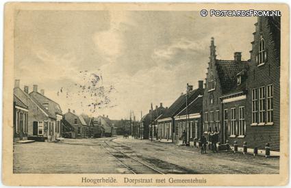 ansichtkaart: Hoogerheide, Dorpstraat met Gemeentehuis