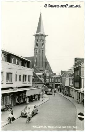 ansichtkaart: Naaldwijk, Molenstraat met R.K. Kerk
