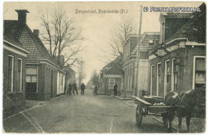 ansichtkaart: Noordwolde FR, Dorpsstraat. B. Boer Vergunning