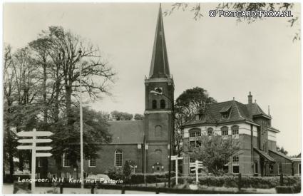 ansichtkaart: Langweer, N.H. Kerk met Pastorie