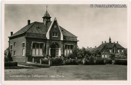ansichtkaart: Lage Mierde, Gemeentehuis en Liefdegesticht