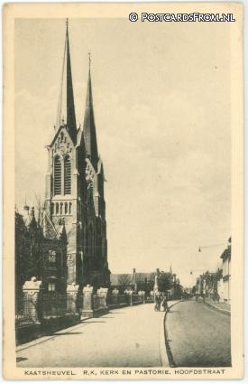 ansichtkaart: Kaatsheuvel, R.K. Kerk en Pastorie. Hoofdstraat