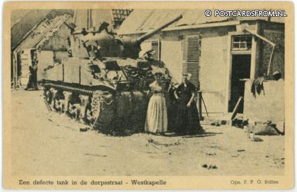 ansichtkaart: Westkapelle, Een defecte tank in de dorpsstraat