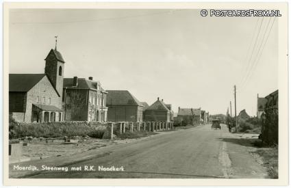 ansichtkaart: Moerdijk, Steenweg met R.K. Noodkerk