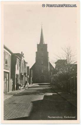 ansichtkaart: Numansdorp, Kerkstraat