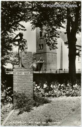 ansichtkaart: Vlagtwedde, N.H. Kerk met Monument