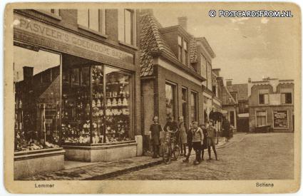 ansichtkaart: Lemmer, Schans. Pasveer's Goedkope Bazar
