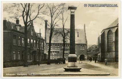 ansichtkaart: Alkmaar, Kerkplein met Gedenklaarn