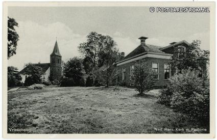 ansichtkaart: Vriescheloo, Ned. Herv. Kerk met Pastorie