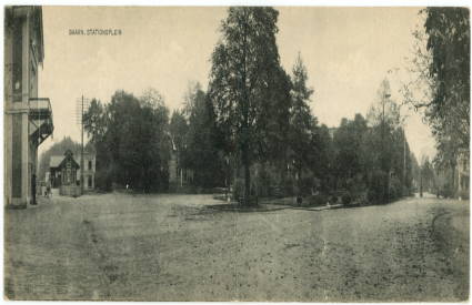 Baarn, Stationsplein. Panorama op 2 kaarten ansichtkaart: Baarn, Stationsplein. Panorama op 2 kaarten